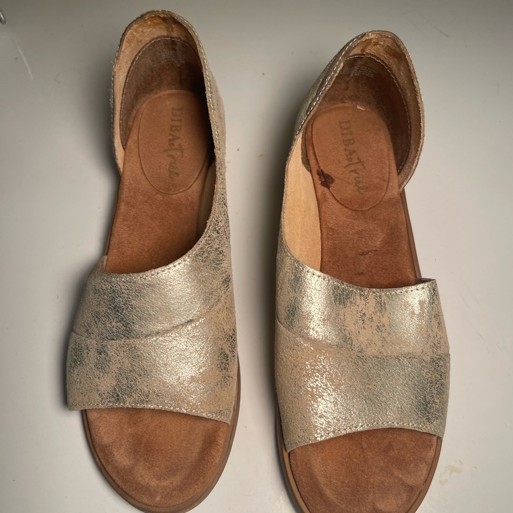 Elegant Gold Sandals with Sleek Design